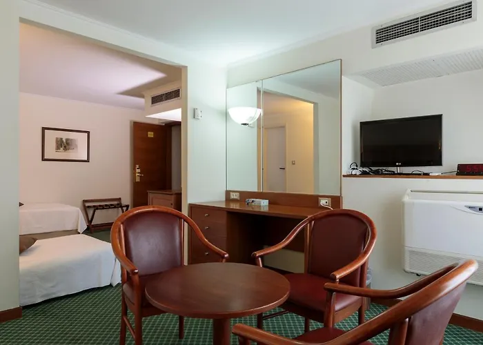 Western Plaza Отель