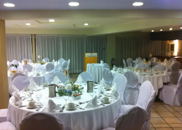 Отель Western Plaza