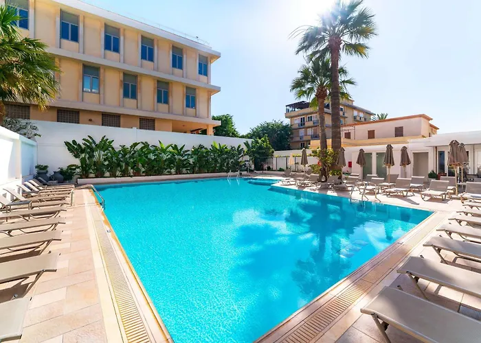 Отель Western Plaza 4*