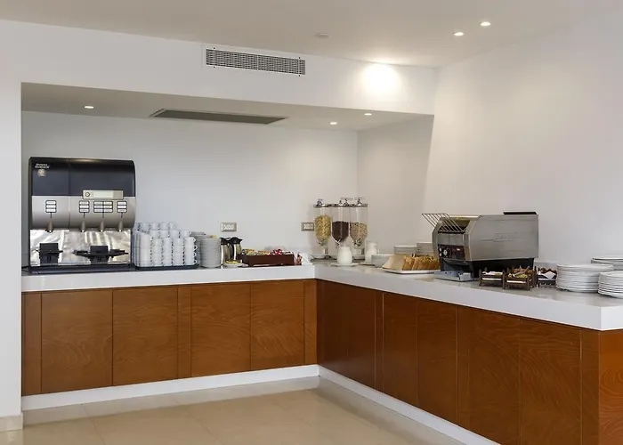 Отель Western Plaza 4*