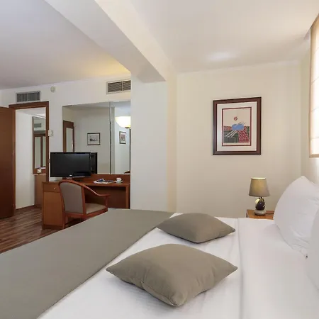 Hotel Western Plaza