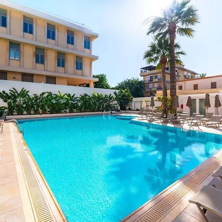 Отель Western Plaza 4*